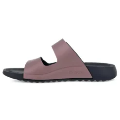 Women's ECCO 2ND COZMO offers unbeatable style and comfort.